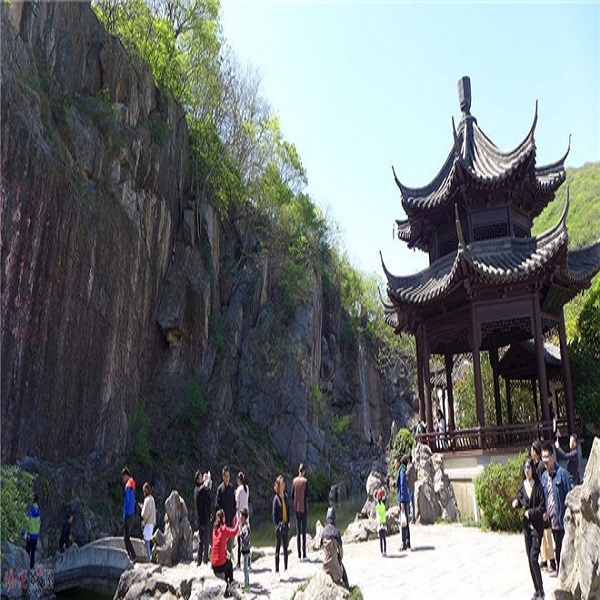 摩崖石刻、黛瓦粉墙，夕阳斜照，烘托着同乐园浓浓的历史情结