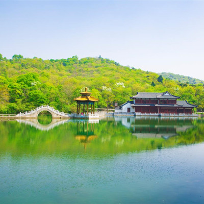 深秀湖春色