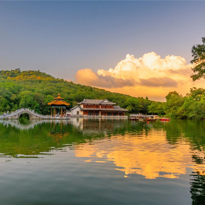 蔚然深秀湖